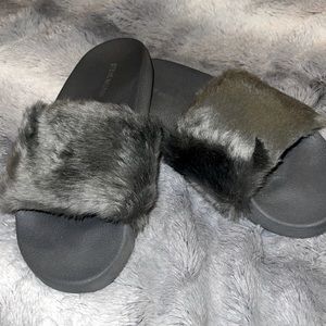 NWOT Steve Madden fur slides